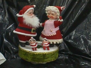 mr.and mrs. clause mucis box.JPG (25253 bytes)