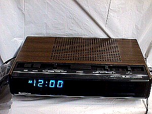 Hitachi KC-671H AM-FM Digital Clock Radio a.JPG (32712 bytes)