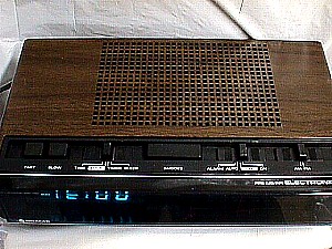 Hitachi KC-671H AM-FM Digital Clock Radio b.JPG (36752 bytes)