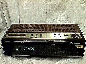 Panasonic RC 6215 AM-FM Digital Clock Radio a.JPG (35614 bytes)