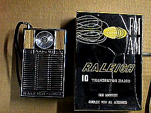 Raleigh 10 Trans Pocket Radio.JPG (40872 bytes)