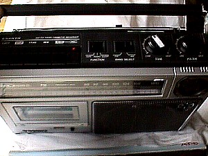 Sanyo 2563 Portabel AM-FM Cassette Player b.JPG (31942 bytes)