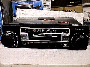 Sanyo FT 417 Compact-Cassette InDash Stereo Player a.JPG (36597 bytes)