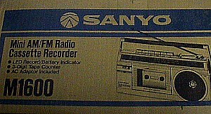 Sanyo Mini AM-FM Portable M1600.JPG (29187 bytes)