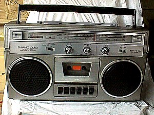 Toshiba RT-2140S AAM-FM Cassette Player.JPG (39762 bytes)