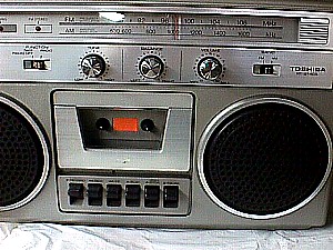 Toshiba RT-2140S AAM-FM Cassette Player b.JPG (38378 bytes)