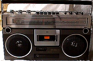 Toshiba RT 8150 Portable AM-FM Cassette Player.JPG (31292 bytes)