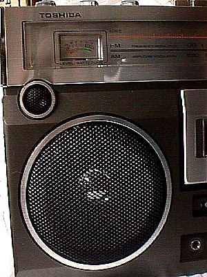 Toshiba RT 8150 Portable AM-FM Cassette Player c.JPG (65369 bytes)