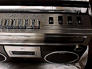 Toshiba RT 8150 Portable AM-FM Cassette Player d.JPG (36262 bytes)