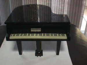 babygrandpiano1.JPG (15320 bytes)